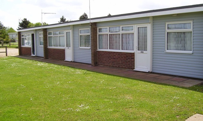 Great Yarmouth Ski Chalet | Hemsby Self Catering 2 Bedroom Chalet Sleeps 4 - No Pets