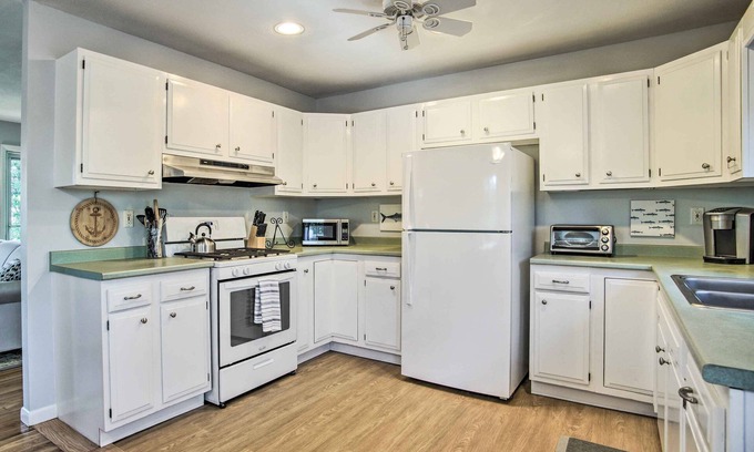 Pocasset Cottage | Hen Cove Home w/Wood Deck - Walk to Beaches!