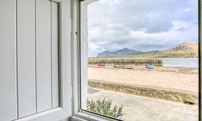 Garn Fadryn Cottage | Hen Dafarn - an on the beach that sleeps 5 guests in 3 bedrooms