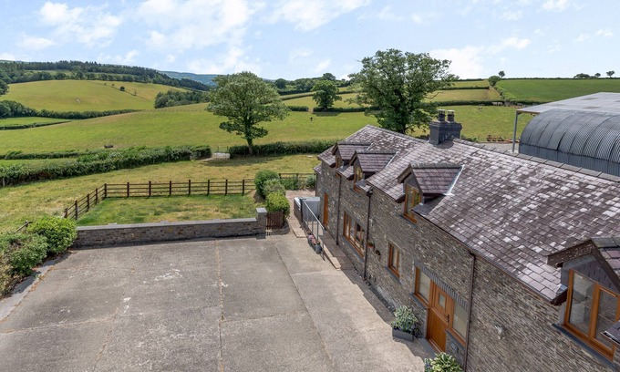 Silian House | Hen Ysgubor - Three Bedroom House, Sleeps 6