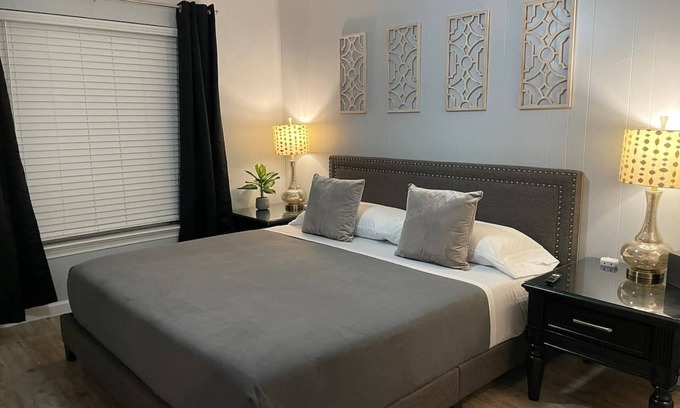Knox - Henderson Apartment | Henderson Hideaway - King Bed, Patio & Walkable