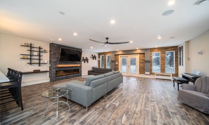 Gonor Station House | Henderson Homestead on 3 acres - 3 Bed Pet Friendly East St Paul Sleeps 6-10!
