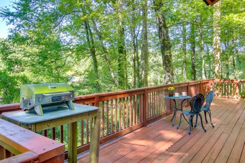 Hendersonville House | Hendersonville Creekside Cabin Near DuPont Forest