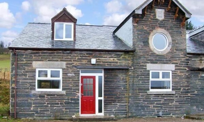 Denbigh Cottage | HENDRE ALED COTTAGE 3, pet friendly, with a garden in Llansannan