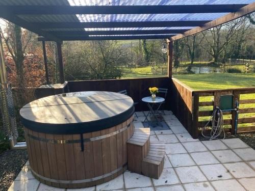 Clydey House | Hendre Glamping- Caravan Bryngwyn