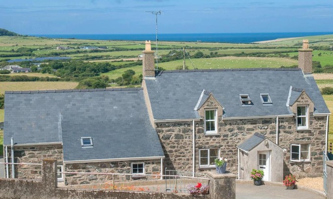 Garn Fadryn House | Hendre Uchaf
