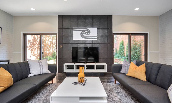 Greenway Plaza-Upper Kirby House | ★Hendrix Hideout★ - Gorgeous Music Themed Townhome