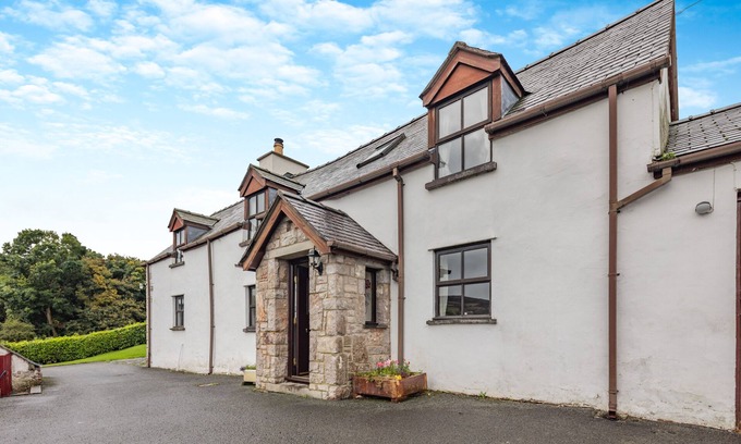Denbigh House | Hendy - Three Bedroom House, Sleeps 6