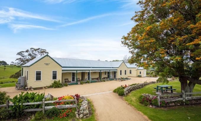 Central Tilba House | Henkley Cottage 1 Isaiah