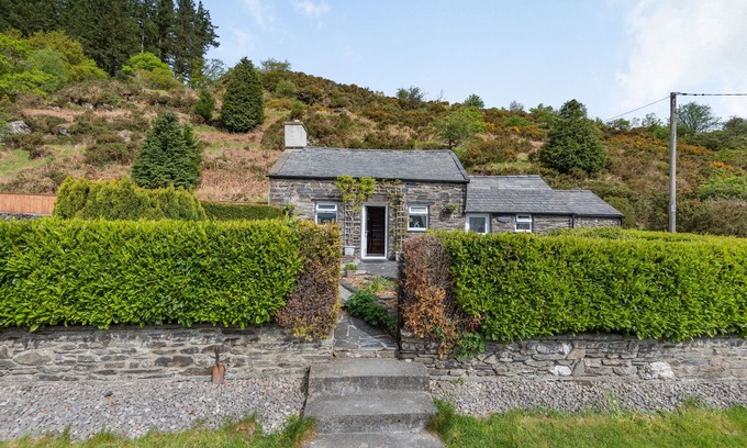 Penmachno Cottage | HENRHIW BACH, pet friendly, character holiday cottage in Penmachno