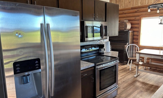 Roosevelt House | Henries Hideout, Newly Renovated Spacious 5-bedroom house in lovely Neola