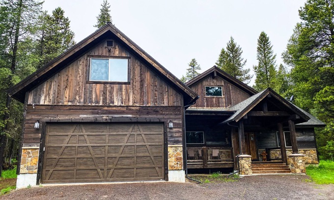 Last Chance Cabin | Henry's Rustic Retreat - Walk to Henry's Outlet - 20 mins to West Yellowstone!