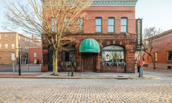 New Bedford Apartment | Henry’s: Downtown New Bedford, Bright & Spacious 4BR across from Whaling Museum