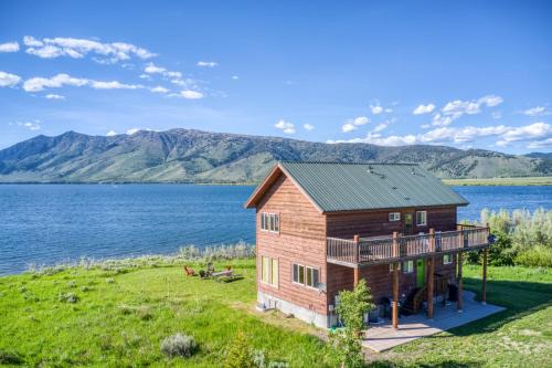 Island Park House | Henrys Lake Goose Bay by KABINO On Henrys Lake almost 3 Acres Satellite Wifi