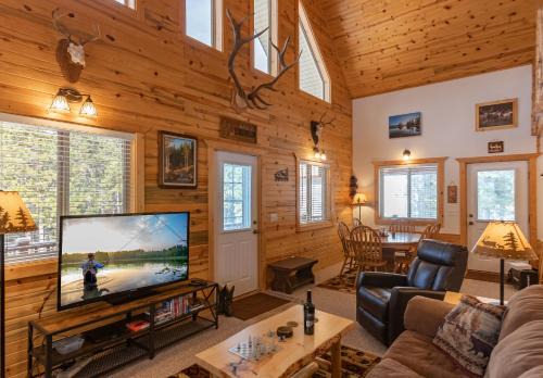 Island Park House | Henrys Post by KABINO Dog Friendly Foosball Fire Pit SmartTV WiFi