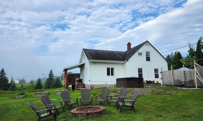 River Tillard House | Hens & Honey Farmhouse - Relaxing Hot Tub, Free visits with Goats and Chickens.