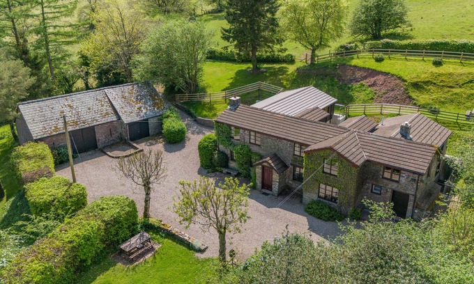 Pengenffordd House | Heol Llygoden - Seven Bedroom House, Sleeps 12