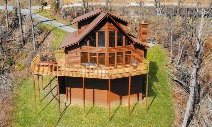 Gatlinburg Ski Chalet | Her Majesty's Way, Awesome Mtn Views, FREE tickets each paid day, Hot TUB, WIFI