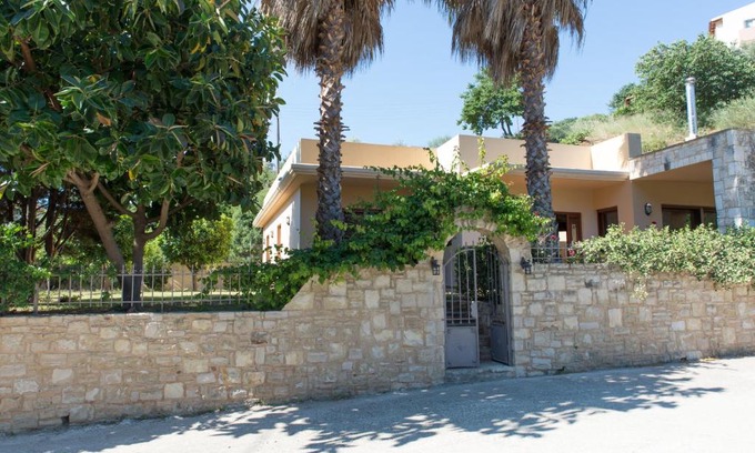 Palaiokastro Villa | Heraklion Comfy House with Mountain View