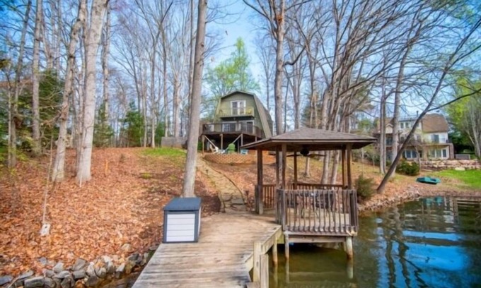 Huddleston House | Here Comes the Sun: 2 Kayaks, Wifi, Ping Pong & Pool table,Sandy Beach, Fenced in Yard, Pet Friendly