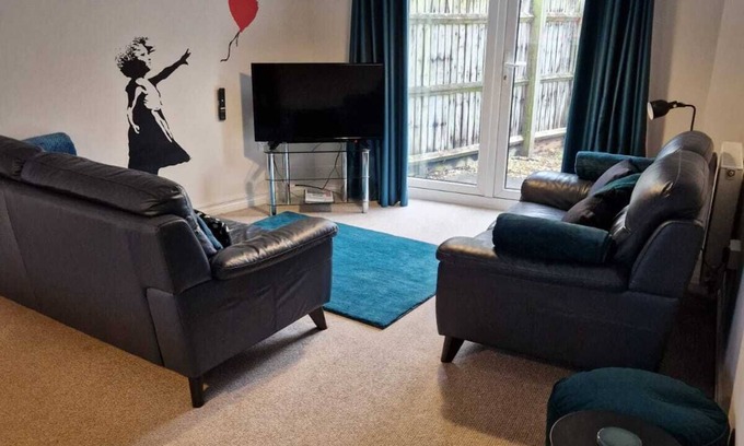 Hereford House | HEREFORD – Finch House: Modern 4-Bed, Dog Friendly, Sleeps 10 + Pool Table