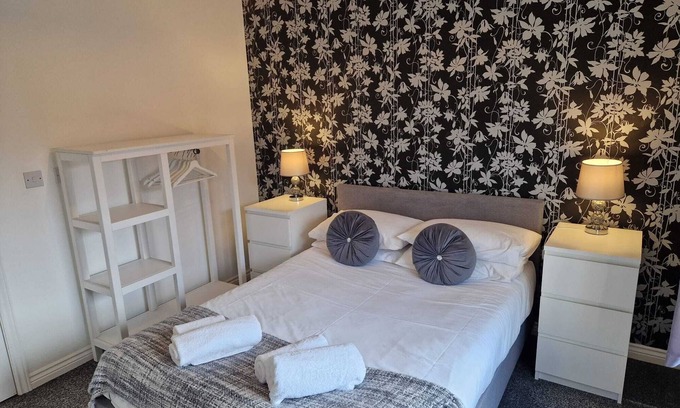 Hereford Apartment | HEREFORD – Mayflower Coach House: Modern 2-Bed with Parking, Sleeps 4