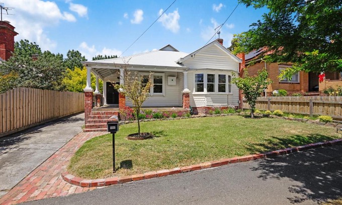 Golden Point House | Heritage Charm, Modern Comfort