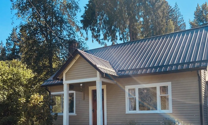 Courtenay Cottage | Heritage Cottage on the Creek