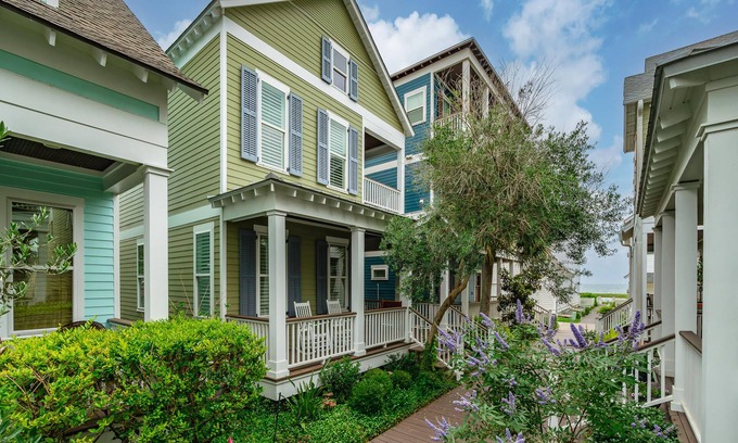 Sailhouse House | Heritage Haven | Cozy Interior + Fishing Pier & Community Pool!