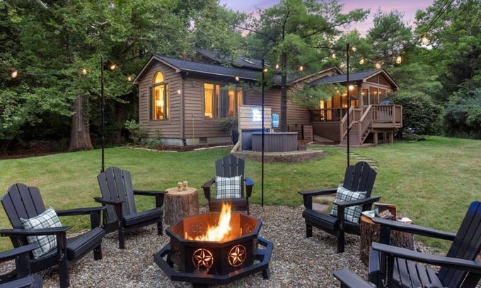 Westerville House | ★Heritage Hideaway★ Hot Tub ★ 4 King Beds & 5 Bunks★ Sleeps 14 Alum Creek access