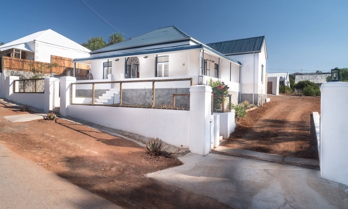De Rust House | Heritage Property Sleeping 6 guests