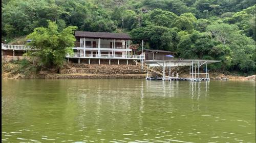Prado House | Hermosa Cabaña en Isla privada Prado Tolima