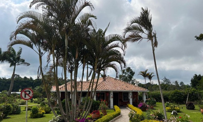 Piedecuesta Ski Chalet | Hermosa Cabana con bonito Jardin y piscina en la Mesa de los Santos