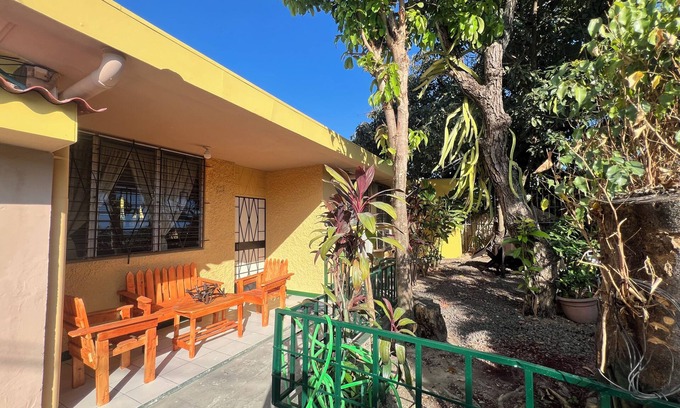 San Salvador House | Hermosa Cama Amplia en la Ciudad