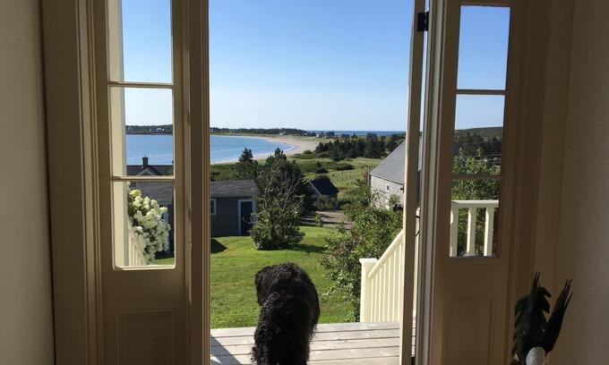 Kingsburg House | Hero's Welcome: A 3 bedroom home with a spectacular ocean view