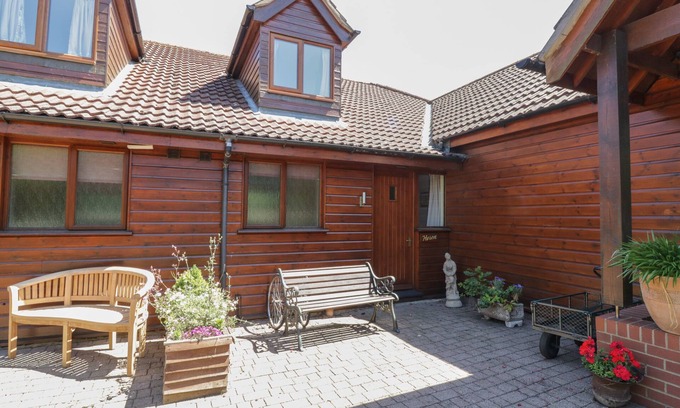 Smallburgh Cottage | HERON COTTAGE, family friendly, with pool in Wayford