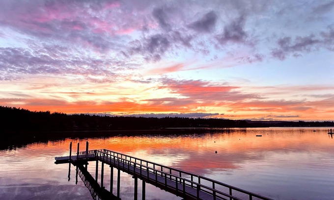 West Hills House | Heron Hideaway – Stylish Puget Sound Getaway with Private Beach Access