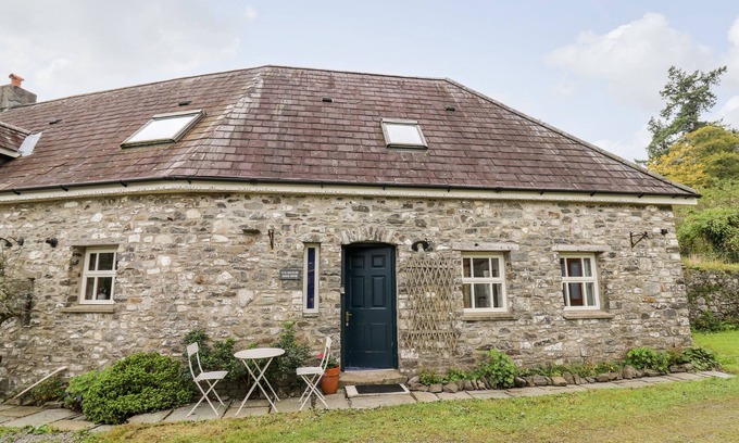 Llandeilo Cottage | HERON HOUSE, pet friendly, character holiday cottage in Llandeilo