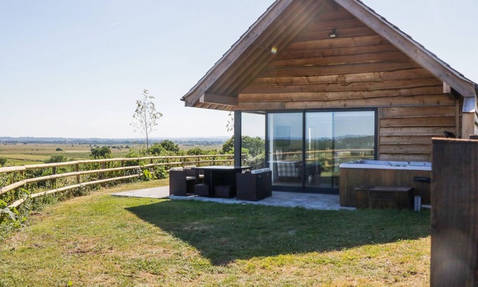 Wedmore Cottage | HERON LODGE CASTLE FARM, family friendly, with hot tub in Wedmore