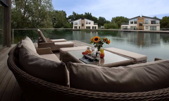 Ampney Crucis House | Heron Lodge | Lakehouse with Hot Tub & Kayak