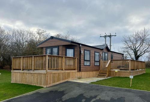 Malton House | Heron Lodge with Hot Tub at Brickyard Lakes