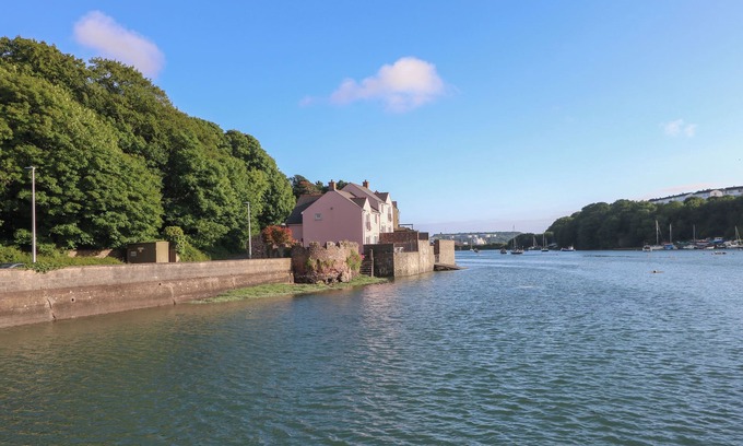 Milford Haven Cottage | HERON, pet friendly, luxury holiday cottage in Milford Haven