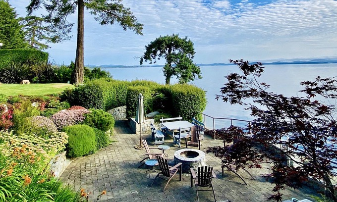 Saanichton House | Heron's Retreat Gorgeous 3-Bedroom Beach House