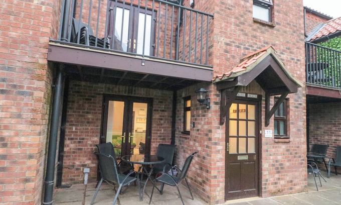 Ruswarp House | HERONS REACH, pet friendly, with a garden in Whitby