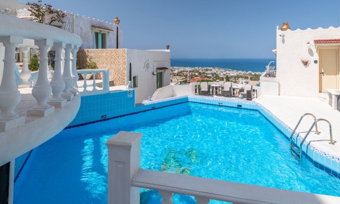 Piskopiano House | Hersonisos - Sleeps 15 - Parking - Pool - Garden