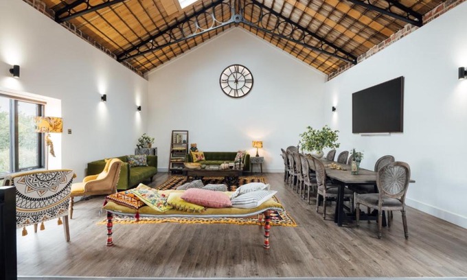 Hemel Hempstead Villa | Herts Haven, Luxury 2 Bedroom En Suite Barn With Beautiful Views, Free Parking, PS5 & More!