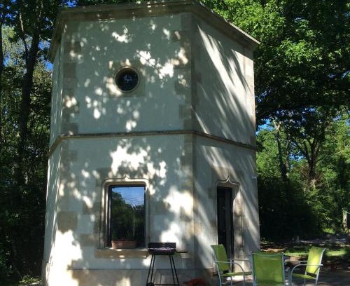Semur-en-Auxois House | Hexagonal Tower for 2 with shared pool
