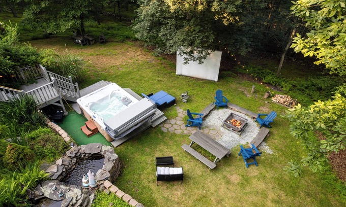 Bushkill House | Hideaway/Hot Tub/Sunna/Lake/Kayaks/Pool