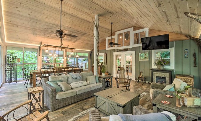 Hiawassee House | Hiawassee Getaway with Hot Tub, Deck and Lake Access!