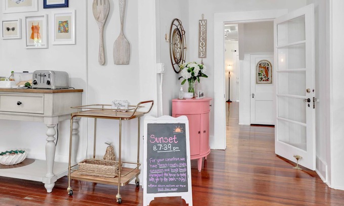 Fort Myers River District House | Hibiscus House Bed Breakfast Inn Parrot Room